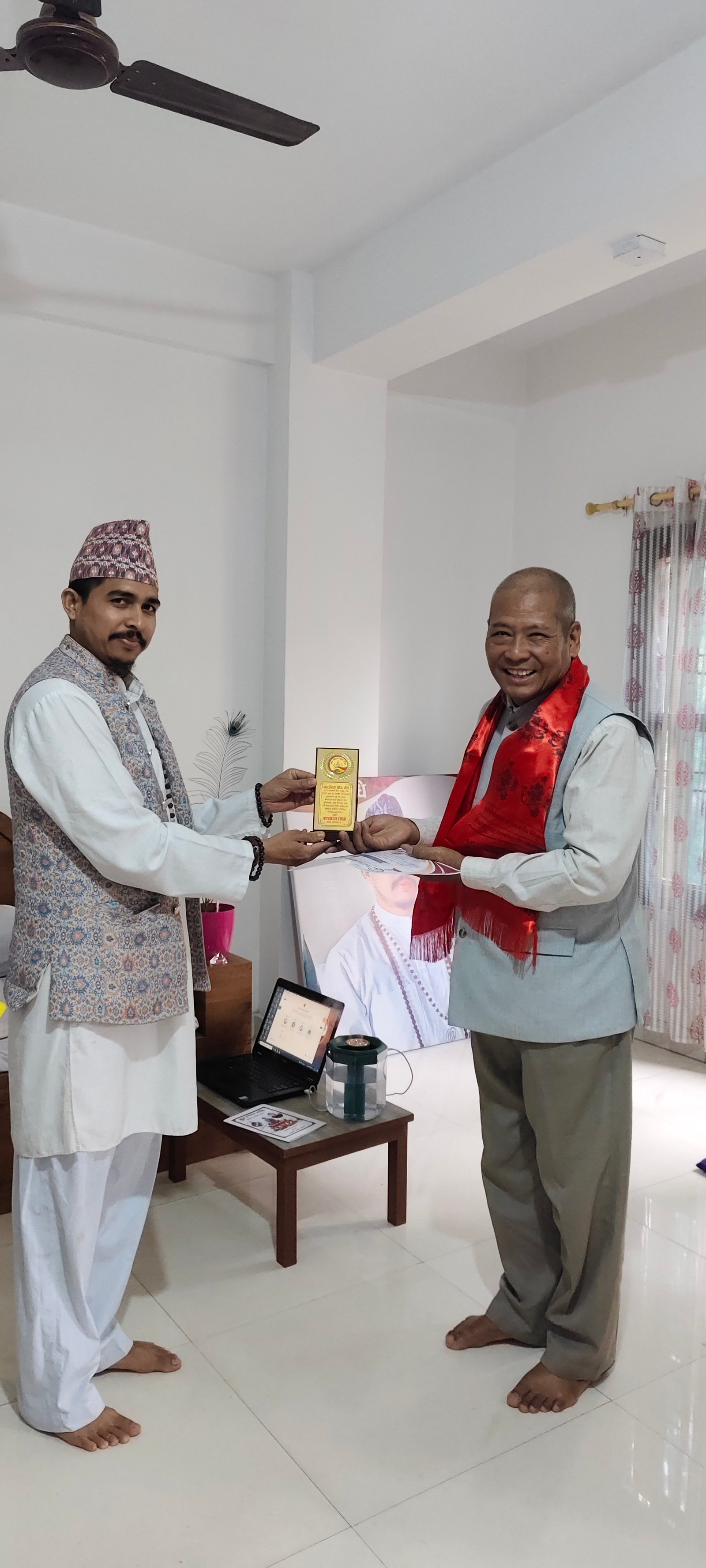 आजीवन सदस्यको रूपमा सम्मानित हुँदै (आदरणीय टेकबहादुर लामा ज्यू)